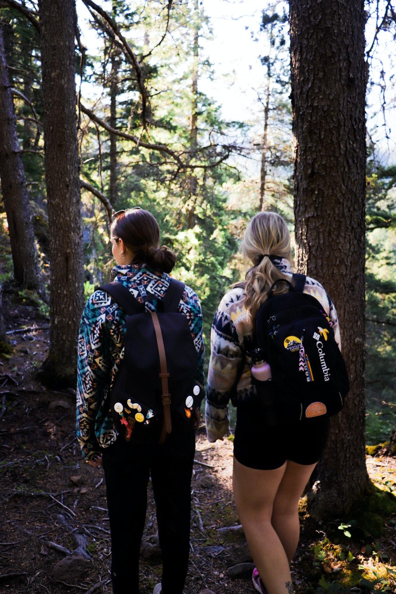 Zwei Mädchen wandern im Wald