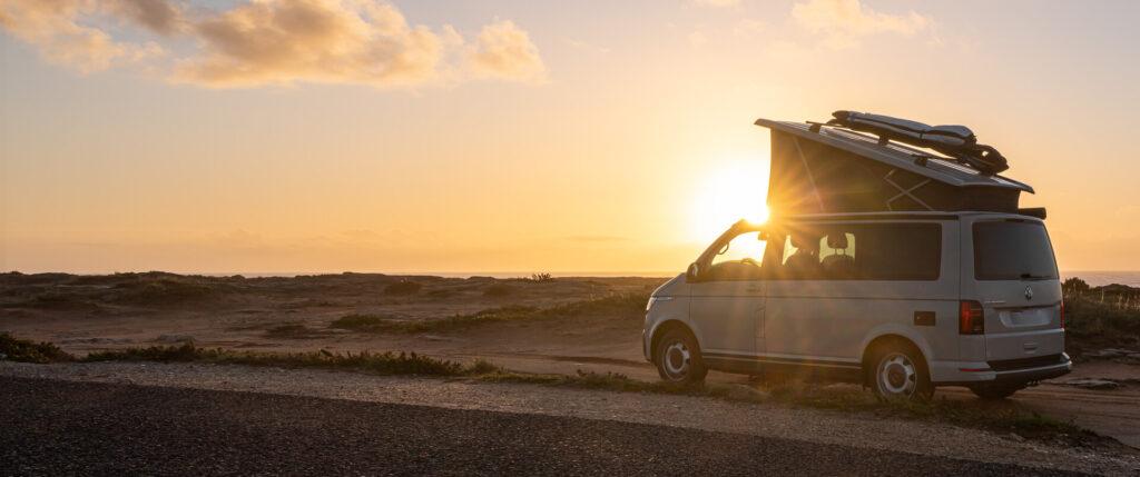 Der neue 2021 Volkswagen VW Transporter Camping Van T6.1 California Ocean, steht an der Küste bei Sonnenuntergang.