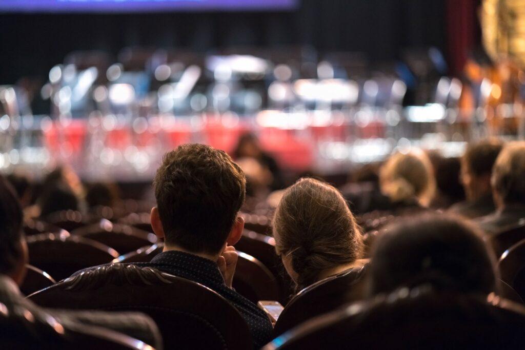 Publikum bei einem Konzert im Theater 