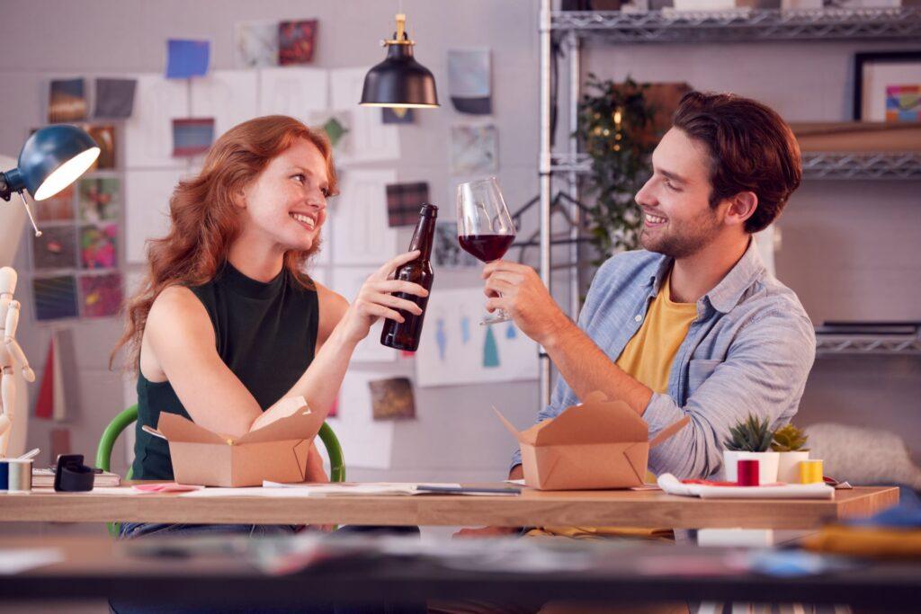Feierabend mit Grauburgunder Wein anstoßen